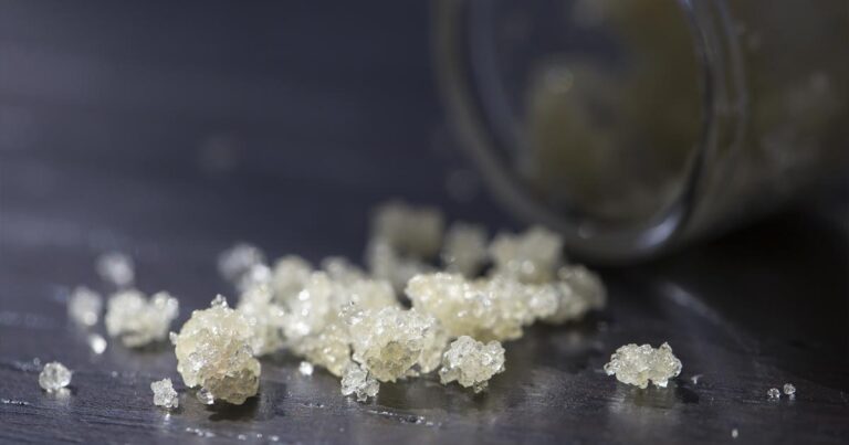Cristaux de CBD purs à 99 % dans un bocal en verre