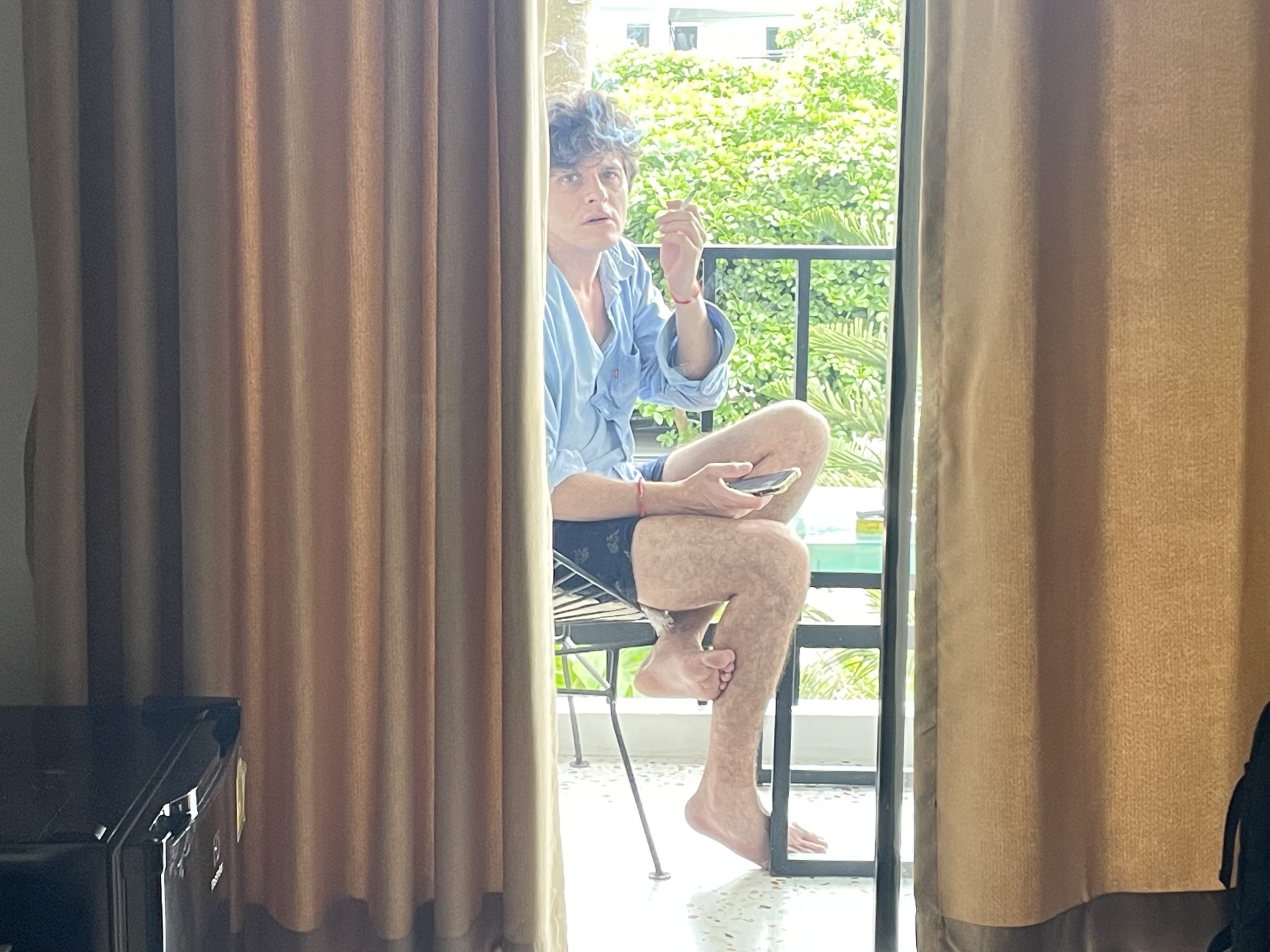 Fume près d’une fenêtre ouverte, idéalement avec un courant d’air.